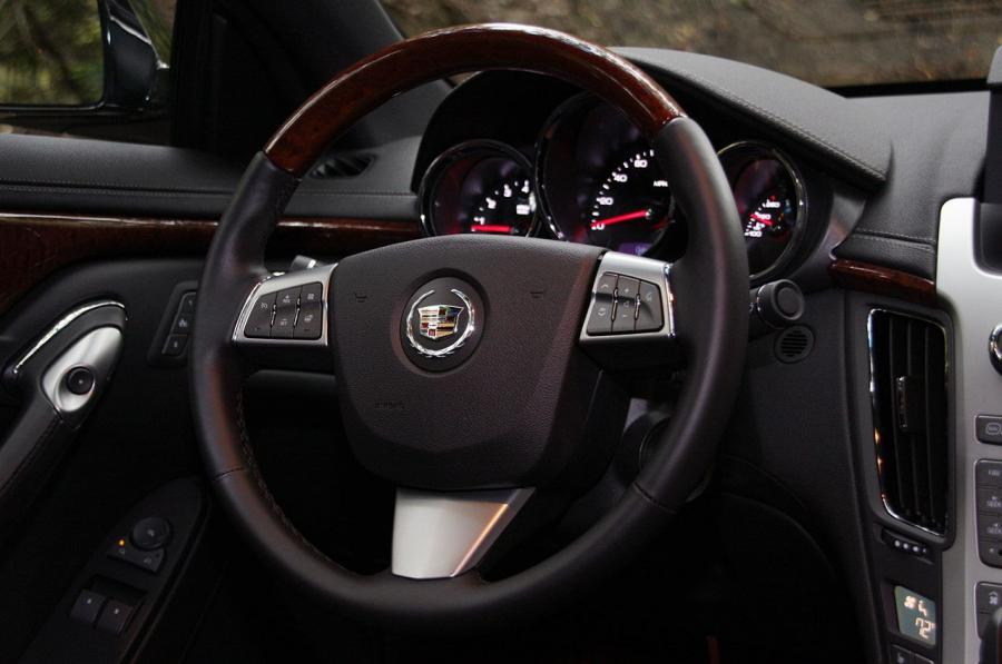  Cadillac CTS Coupe 2011 года  (фото 85 из 128)